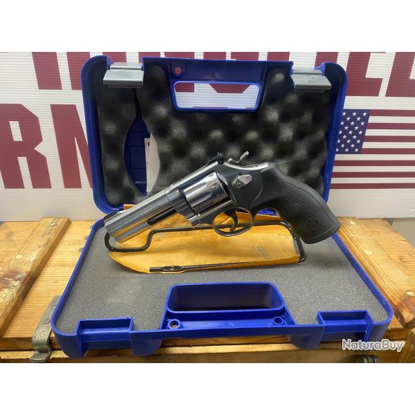 SMITH &WESSON Mod�le 617-6 Calibre 22lr 10 coups canon de 4'' �tat proche du neuf