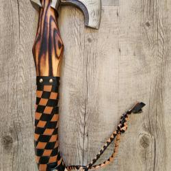 TR&Egrave;S BELLE HACHE VIKING &Agrave; DAMIER, FORG&Eacute;E &Agrave; LA MAIN, MANCHE EN BOIS, QUALIT&Eacute; HORS NORME !