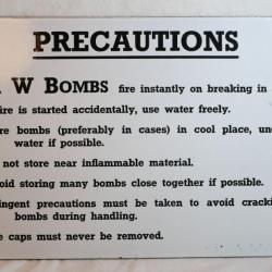 rare W /| D RARE plaque &eacute;maill&eacute;e caisse britannique AW BOMBS phosphore - Normandie 44 WWII