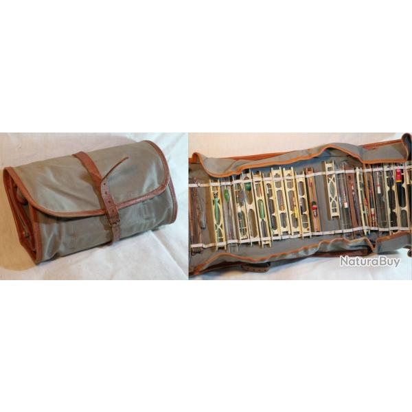 N�cessaire complet de p�che avec lignes mont�es dans un �tui � rouler en tissus ref COU24PEC001