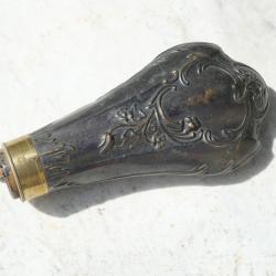 ANCIENNE Poire &agrave; poudre en bronze patin&eacute;e fendue et tube verseur manquant XIX ref LAN25POU001