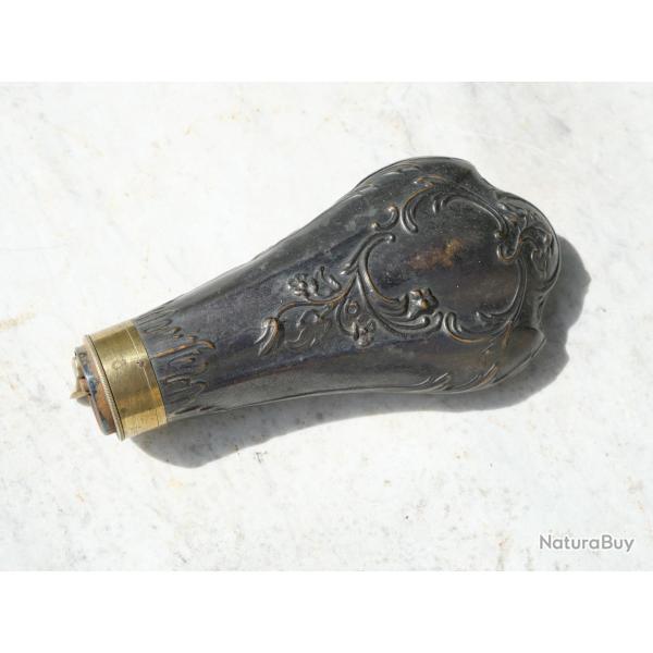 ANCIENNE Poire � poudre en bronze patin�e fendue et tube verseur manquant XIX ref LAN25POU001