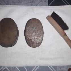 2 boites &agrave; graisse et petite brosse WW1 poilu