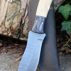 Skinner Couteau Damas Lame 256 Couches Lame Drop Point Manche Os Fabr Artisanale Etui Cuir 01