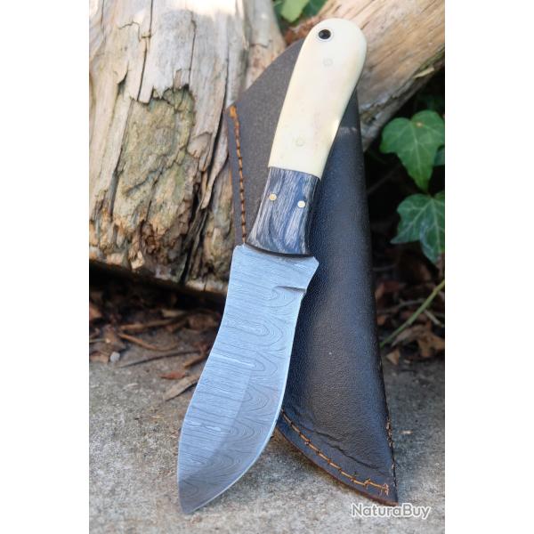 Skinner Couteau Damas Lame 256 Couches Lame Drop Point Manche Os Fabr Artisanale Etui Cuir 01