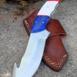 Couteau de Chasse &agrave; d&eacute;pecer Crochet Lame Acier Carbone 1055 Manche Bleu Blanc Rouge Etui Cuir