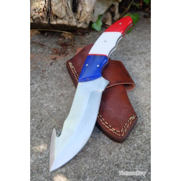 Couteau de Chasse � d�pecer Crochet Lame Acier Carbone 1055 Manche Bleu Blanc Rouge Etui Cuir