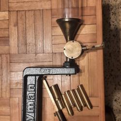 Lot : doseuse &agrave; poudre Lyman avec support+ balance Lyman en grains+ doseur r&eacute;glable+ 5 embouts.