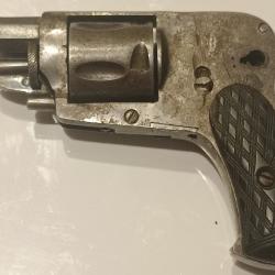 REVOLVER HAMMERLESS Cal. 320 bulldog.