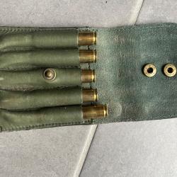 cinq balles calibre 7x64 dans un &eacute;tui cartouchi&egrave;re  en cuir &eacute;tat neuf