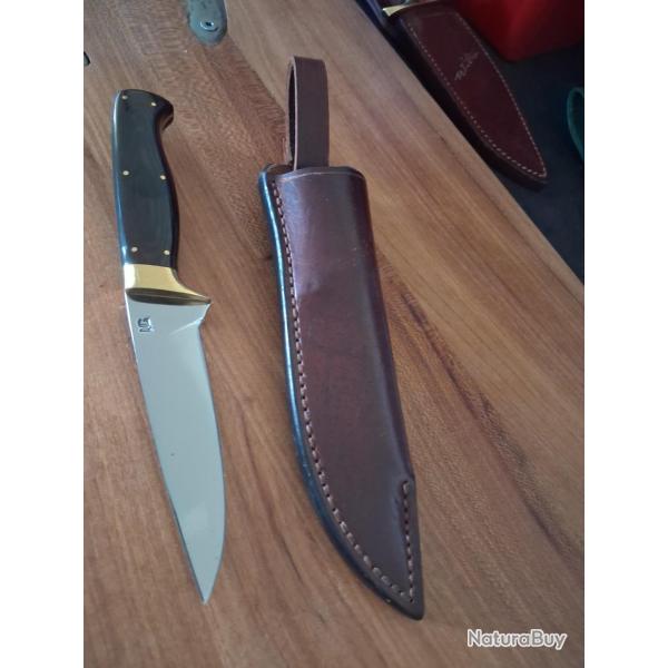 Couteau MG lame 11 CMS manche en micarta marron noire , garde en laiton etui en cuir .