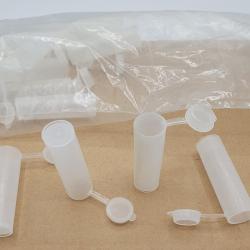15 dosettes &agrave; poudre noire en mati&egrave;re plastique avec bouchon.