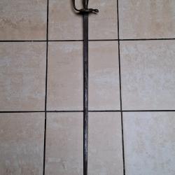 &Eacute;p&eacute;e d'officier ancienne - Monture en laiton cisel&eacute; &agrave; d&eacute;cor h&eacute;raldique - XIXe si&egrave;cle