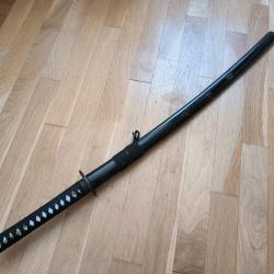 Katana noir affut&eacute; avec inscriptions sur le fourreau