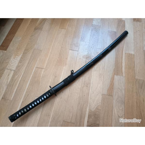 Katana noir affut� avec inscriptions sur le fourreau