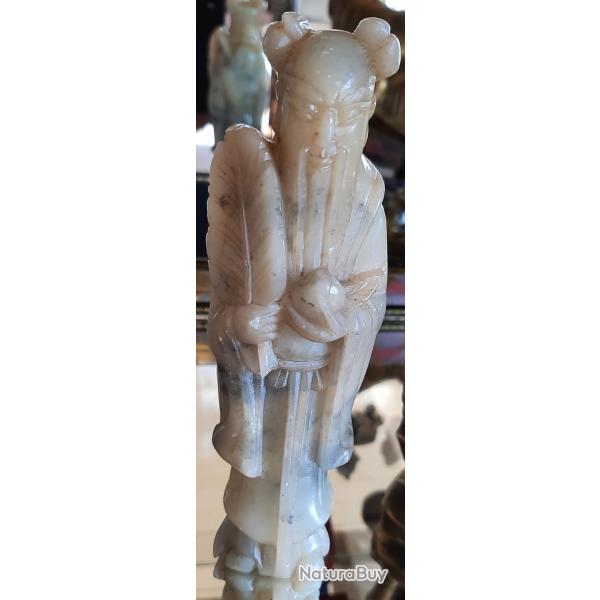 Statuette en st�alite dure sculpt� � la main .