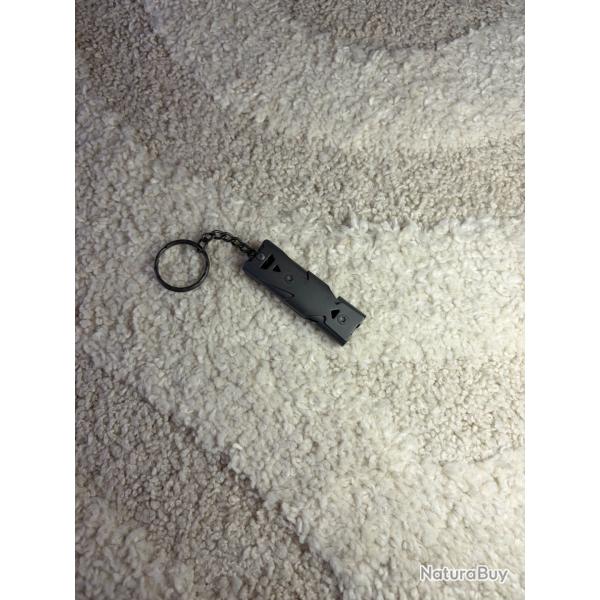 Sifflet m�tallique noir avec cha�nette et anneau porte-cl�s - compact et sonore
