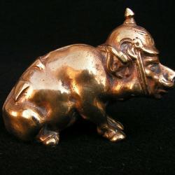 Bronze satirique "Cochon allemand-Casque &agrave; Pointe-t&ecirc;te du Kaiser"