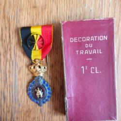 M&eacute;daille d&eacute;coration du travail 1&egrave;re classe avec la bo&icirc;te