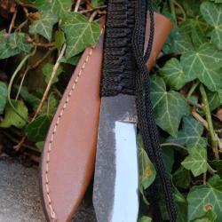 Couteau de Brousse Clip Point Lame Acier 1075 Manche Corde Etui Simili Pour le Camp & Buschraft