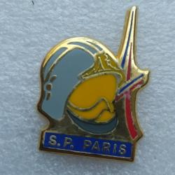 PINS SAPEUR POMPIER  DE PARIS AVEC  CASQUE TOUR EFFEL