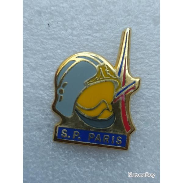 PINS SAPEUR POMPIER  DE PARIS AVEC  CASQUE TOUR EFFEL