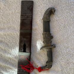 1 COUTEAU INDIEN ET UN ETUI DE SABRE BOIS
