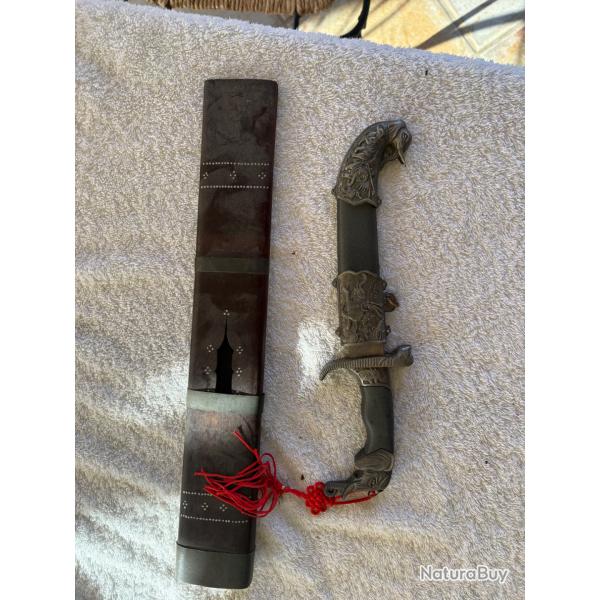 1 COUTEAU INDIEN ET UN ETUI DE SABRE BOIS