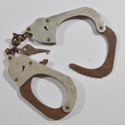 Ancienne paire MENOTTES POLICE LA PEGY D&Eacute;POS&Eacute; L.R PARIS AVEC CLEF  Police 1960/1970 (24)