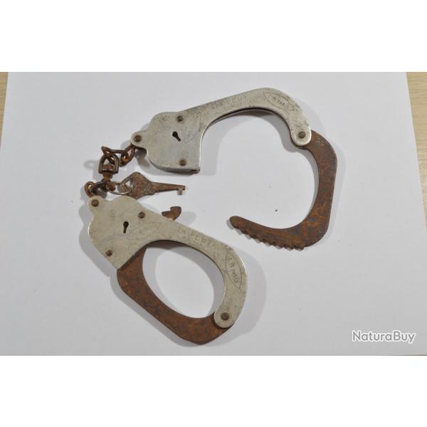 Ancienne paire MENOTTES POLICE LA PEGY D�POS� L.R PARIS AVEC CLEF  Police 1960/1970 (24)
