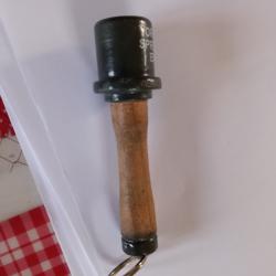 tr&egrave;s original porte-cl&eacute; "grenade &agrave; manche"