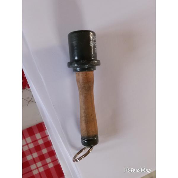 tr�s original porte-cl� "grenade � manche"