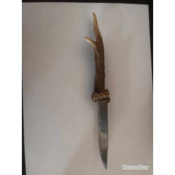 Couteau artisanal en bois de chevreuil jeune