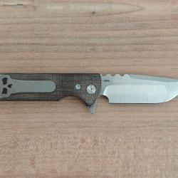 Chaves T.A.K. lame drop point en M390, et plaquettes en Micarta.