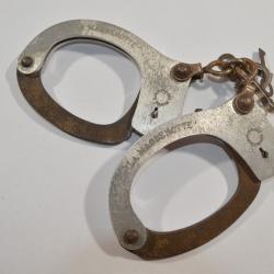 Paire de menottes La Massenotte Police Ancien 1960/1970 avec  clefs (24)
