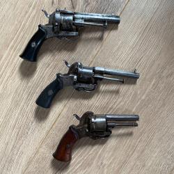 Lot de trois revolvers &agrave; broche de calibre 7 mm.