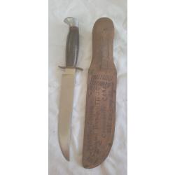 Ancien couteau utilis&eacute; pendant la guerre d'Alg&eacute;rie avec &eacute;tui grav&eacute;