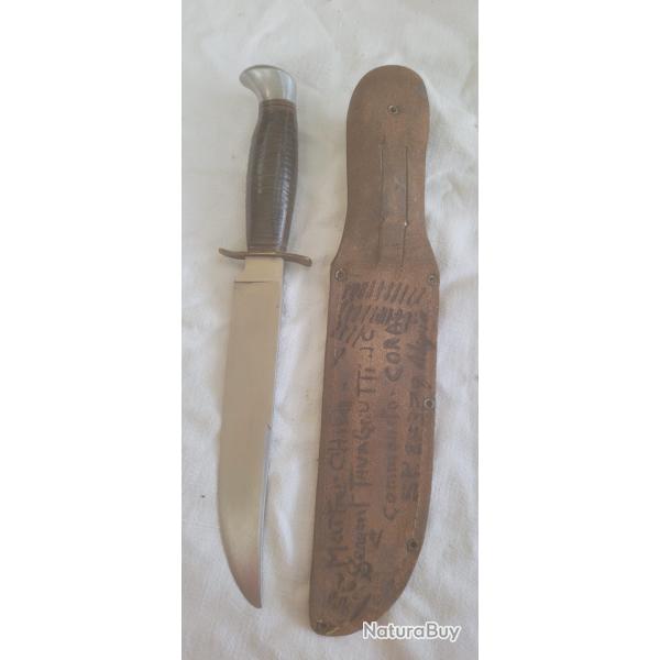 Ancien couteau utilis� pendant la guerre d'Alg�rie avec �tui grav�