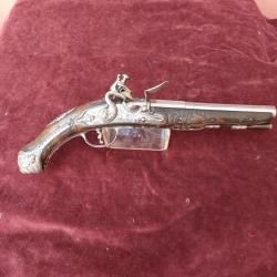 Extraordinaire pistolet &agrave; silex de luxe "italien" dat&eacute; 1810 enti&egrave;rement grav&eacute; et sculpt&eacute;.