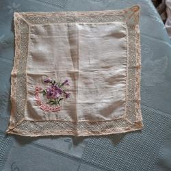 Mouchoir en soie brod&eacute;e guerre 14-18 Souvenir de France Bordure en dentelle