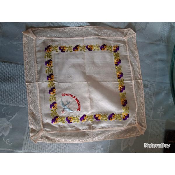 Mouchoir en soie brod�e guerre 14-18 Souvenird'Alsace Bordure en dentelle