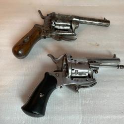 Ensemble de deux petits revolvers &agrave; broche de calibre 7 mm.