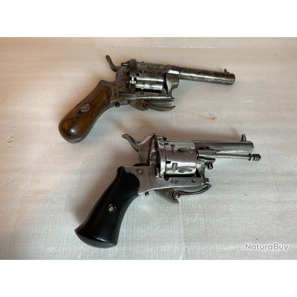 Ensemble de deux petits revolvers � broche de calibre 7 mm.