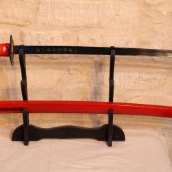 KATANA Sabre japonais rouge avec caract&egrave;res sur lame visibles au travers du fourreau EBR24JAP015