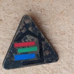 INSIGNE BROCHE AUBERGE DE JEUNESSE  ANNEE 1950-1980 3 COULEURS