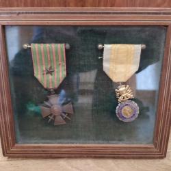 MEDAILLE CROIX GUERRE 1914-1918 ET MEDAILLE MILITAIRE 1870 EN CADRE HOMMAGE POILU