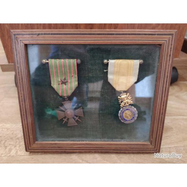 MEDAILLE CROIX GUERRE 1914-1918 ET MEDAILLE MILITAIRE 1870 EN CADRE HOMMAGE POILU