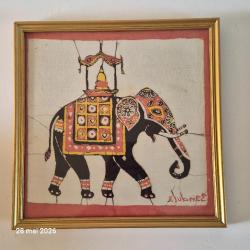 Carr&eacute; de soie encadr&eacute;, &eacute;l&eacute;phant oriental sign&eacute;    Sanbula