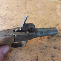 pistolet poudre noire petit probleme sur le ressort qui est tres sensible.