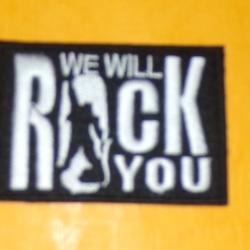 TISSU PATCH : WE WILL ROCK YOU   , DIMENSION  7 CM X 5 CM , BON ETAT VOIR PHOTOS . POUR TOUT RENSEIG